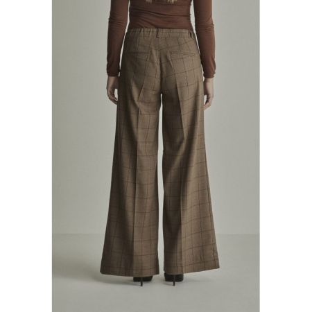L32 205 Deep Brown